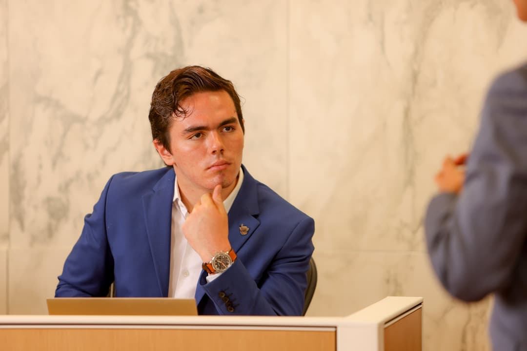 Ari Emilio Núñez en un estrado durante una sesión formal [confirmar pie]