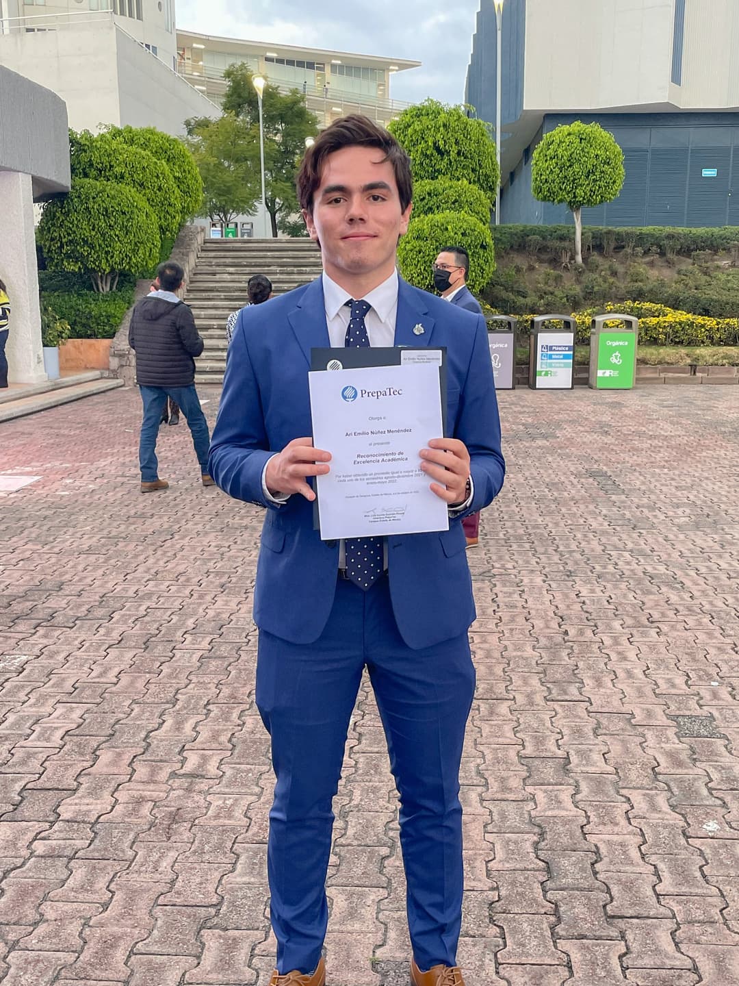 Ari Emilio Núñez con su diploma de PrepaTec