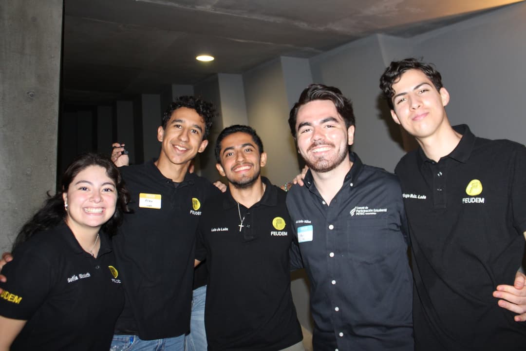Ari Emilio Núñez con un equipo de un grupo estudiantil [confirmar si es SEINA]
