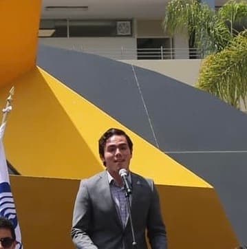 Ari Emilio Núñez dando un discurso con micrófono en el campus del Tec [confirmar pie]