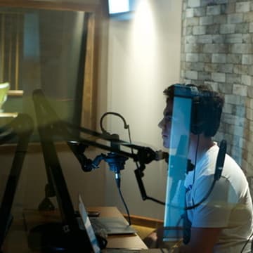 Ari Emilio Núñez grabando Mission Control en cabina