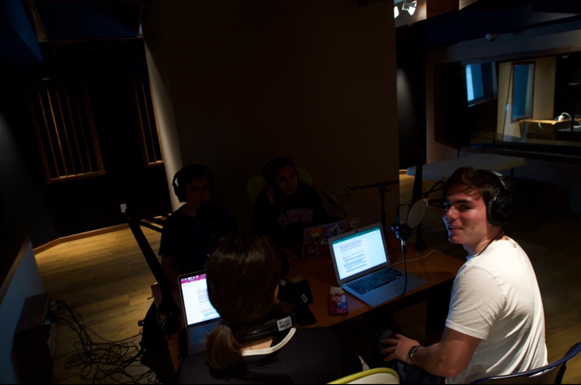 Ari Emilio Núñez con el equipo de Mission Control grabando en cabina